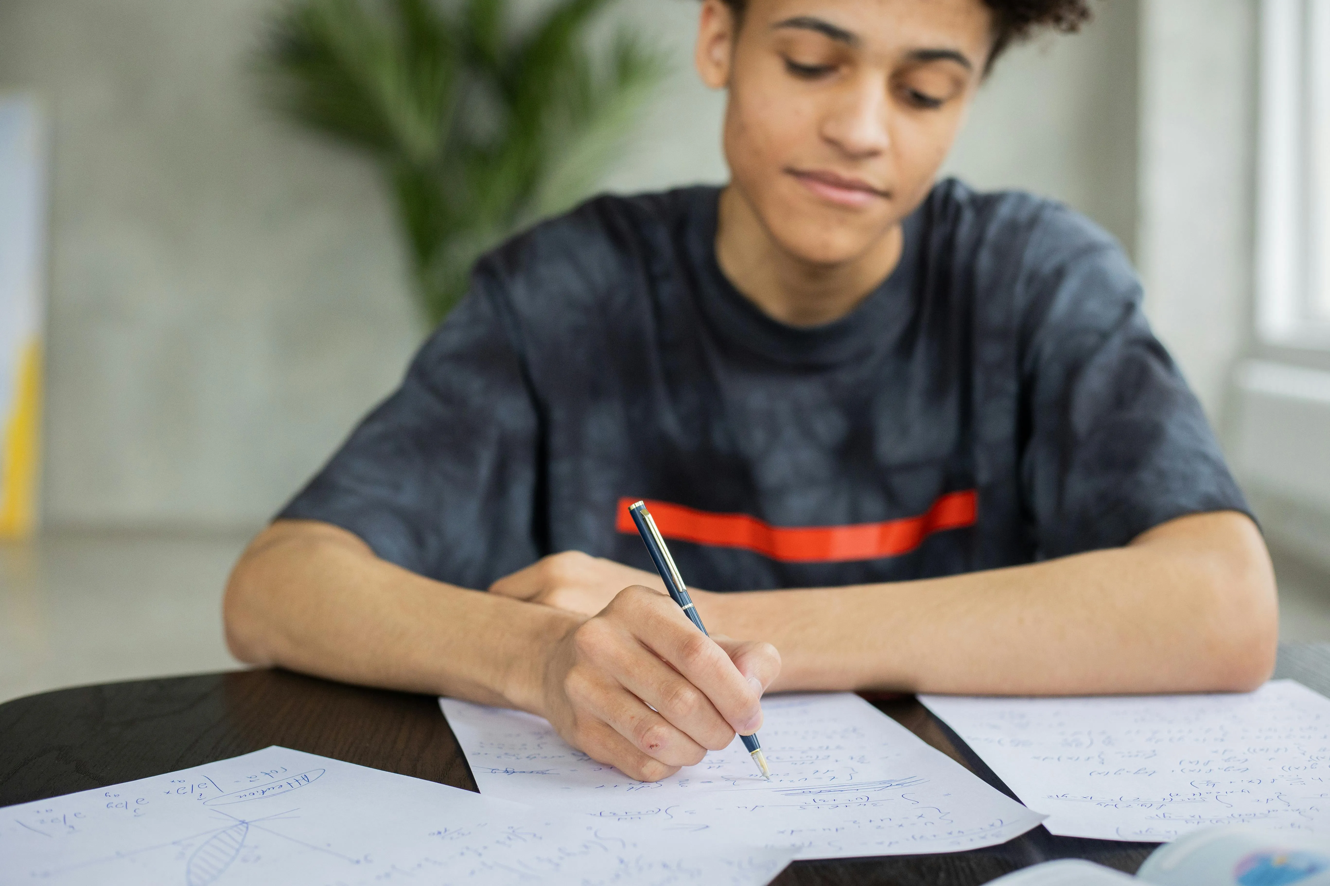 Adolescente concentrada em atividade de desenvolvimento cognitivo